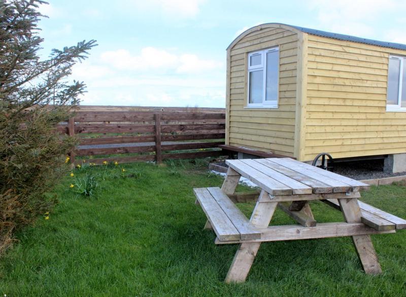 Hillside Camping Pods And Shepherd'S Hut Wick  Exterior foto