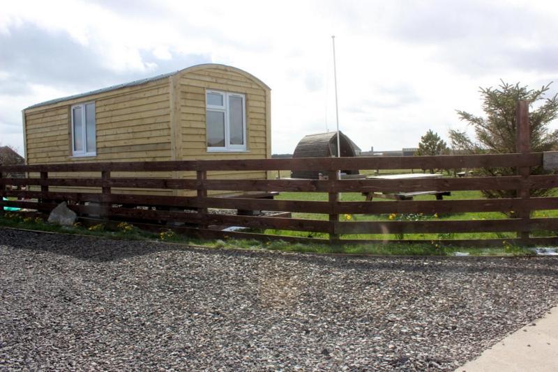 Hillside Camping Pods And Shepherd'S Hut Wick  Exterior foto